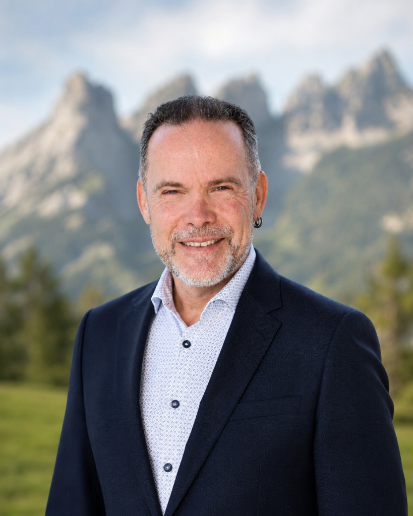 Mike Oberholzer, Gründer von AI-MOH, Porträt vor Berglandschaft